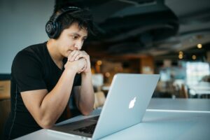 ऑनलाइन AI course सीखता छात्र